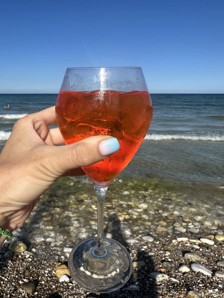 Constientizare in Thassos cu un pahar de aperol spritz